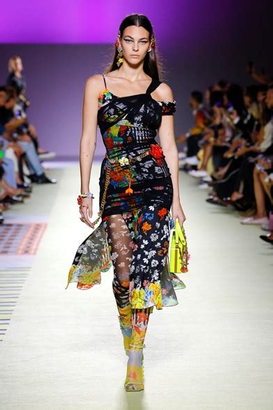 sfilata versace primavera 2019